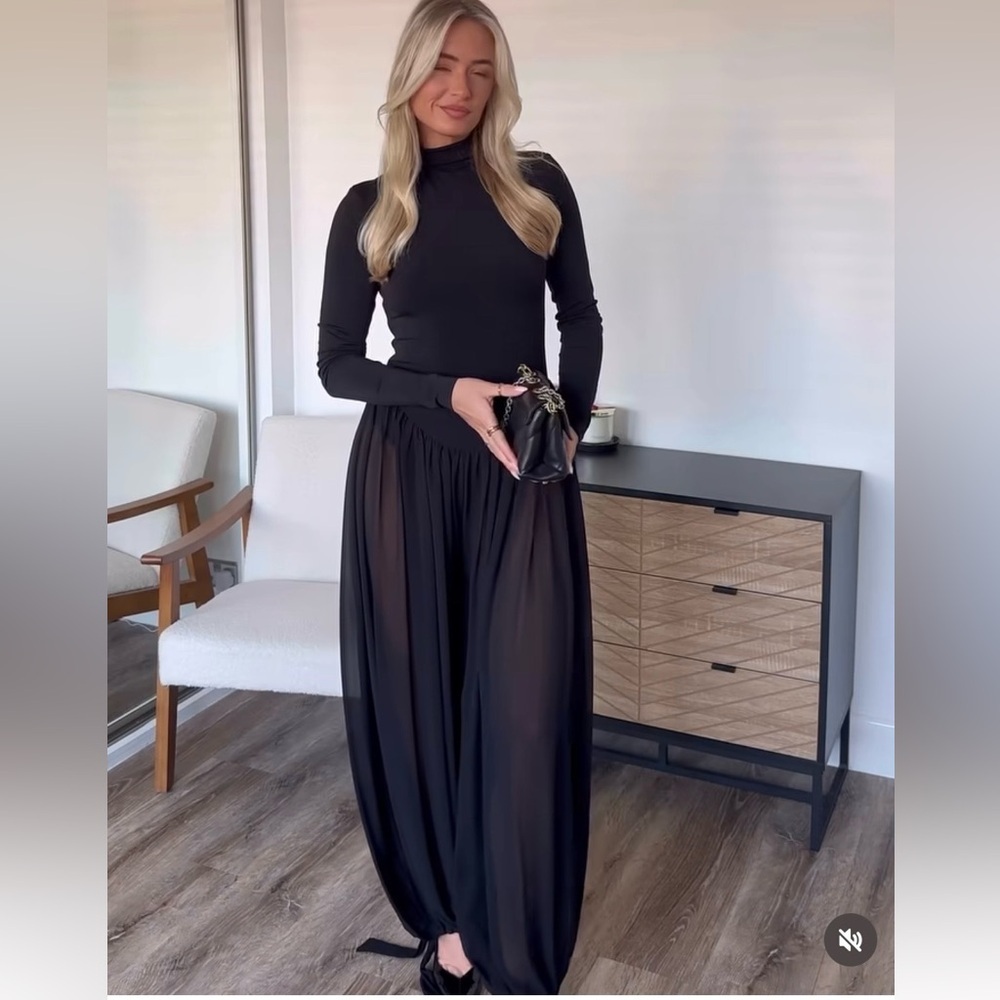 TREND NEW ZARA VOLUME JUMPSUIT
🚨FIRM PRICE NO DISCOUNT ON THIS JUMPSUIT - Picture 12 of 17